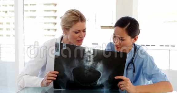 医生和护士正在检查X光视频的预览图