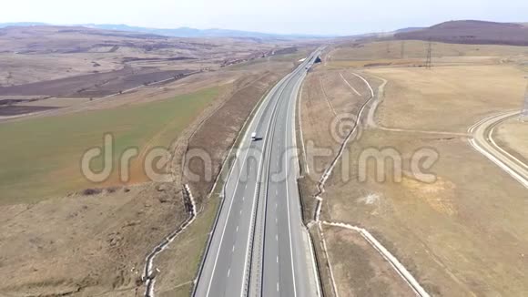 从空中俯瞰高速公路上的汽车和卡车无人机射击视频的预览图