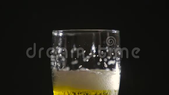 啤酒倒在有气泡的玻璃里视频的预览图