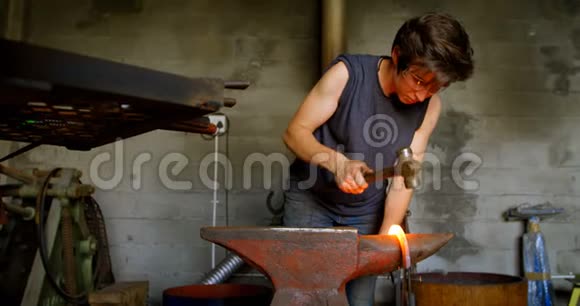 4号工厂的女金属匠成型马蹄铁视频的预览图