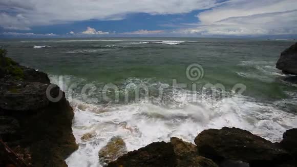 海浪撞击沙滩上的岩石视频的预览图
