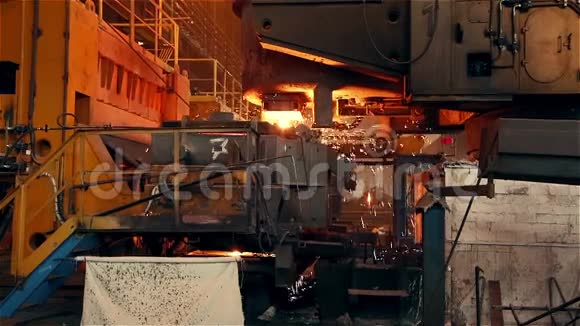 钢铁厂燃烧炉火花和火焰视频的预览图