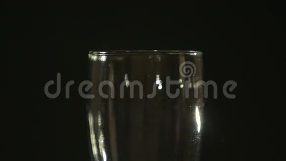 啤酒倒在有气泡的玻璃里视频的预览图