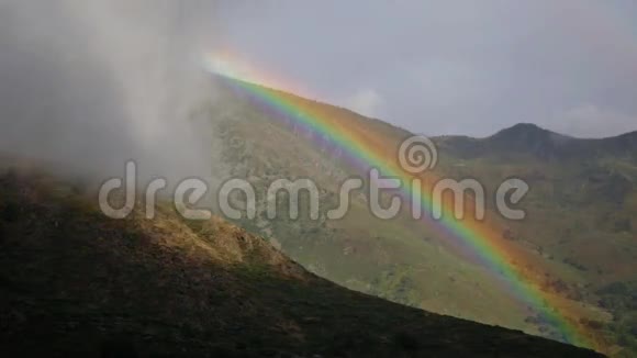 山景有雾有虹时间流逝视频的预览图