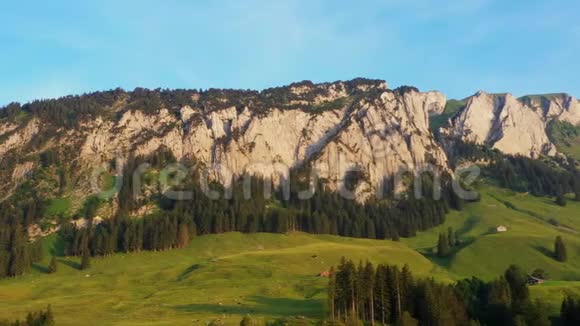 日落时分阿尔卑斯山的瑞士山脉视频的预览图