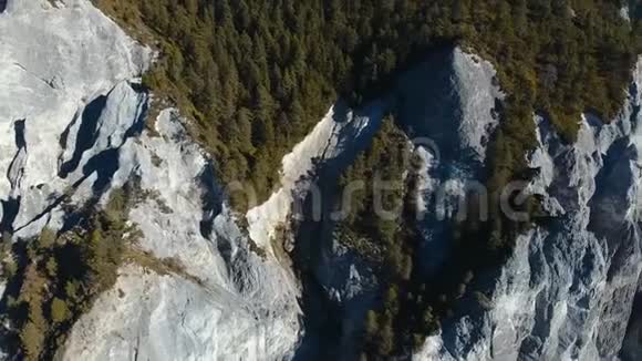 一个瑞士山谷视频的预览图