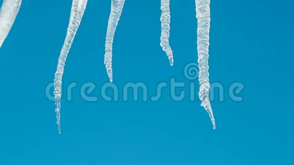 白色冰柱在蓝天上解冻视频的预览图