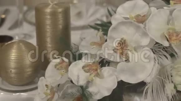 风景兰花的蜡烛和花视频的预览图