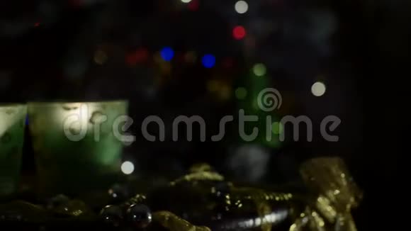 三支美丽的蜡烛在闪烁的圣诞树背景上视频的预览图