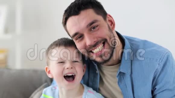快乐的爸爸和小儿子在家笑视频的预览图