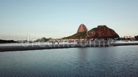 鸟瞰巴西里约热内卢糖饼山和博塔福戈海滩基督救赎主视频的预览图
