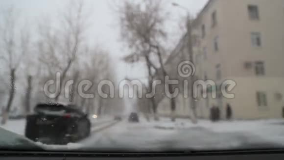 汽车雨刷把挡风玻璃上的雪擦干净视频的预览图