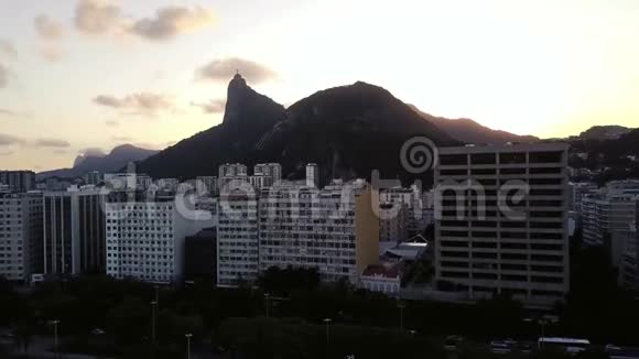 鸟瞰巴西里约热内卢糖饼山和博塔福戈海滩基督救赎主视频的预览图