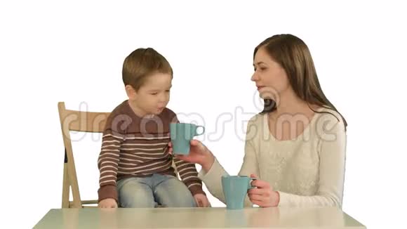 儿子和母亲喝白茶视频的预览图