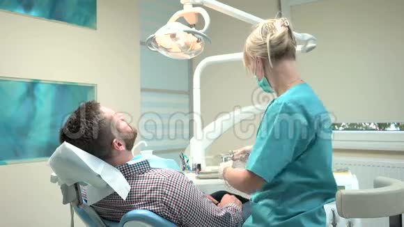 牙医医生给牙龈注射局部麻醉剂滑滑梯视频的预览图