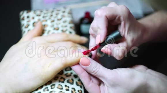 水疗沙龙涂指甲的程序美容院的美容程序水疗修指甲程序油漆视频的预览图