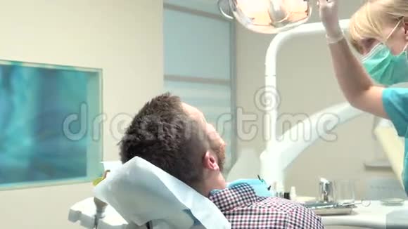 牙医医生给牙龈注射局部麻醉剂滑滑梯视频的预览图