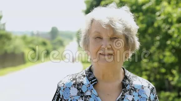 公园80岁高龄微笑老年妇女画像视频的预览图