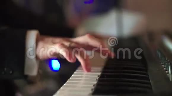 男子电钢琴奏彩灯视频的预览图