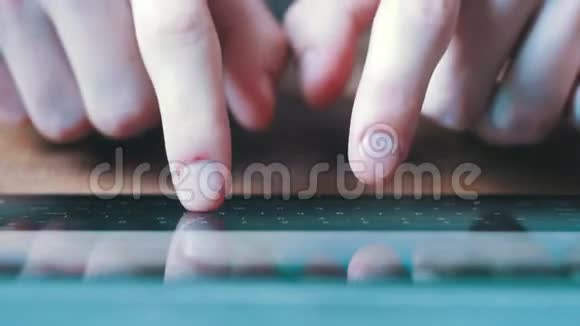 手指触摸虚拟按键构成触摸屏平板设备的数字键盘视频的预览图