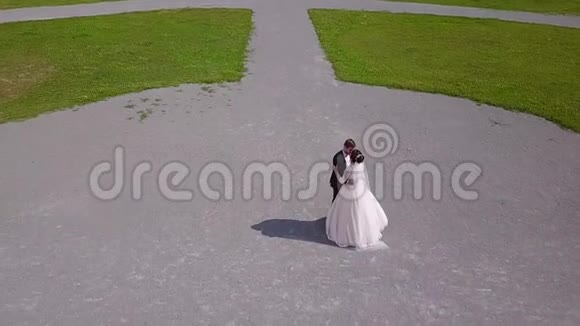 在城堡的院子里跳婚纱舞视频的预览图