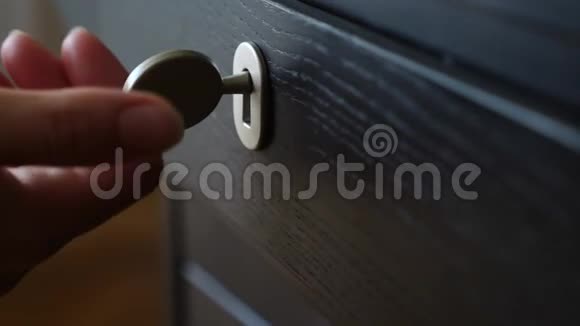 有人转动保险箱钥匙孔里的钥匙特写镜头4k慢动作视频的预览图