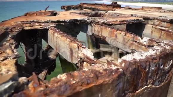 旧的生锈的结构在海边慢动作视频的预览图