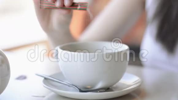 优雅体贴的美女在咖啡馆喝咖啡视频的预览图
