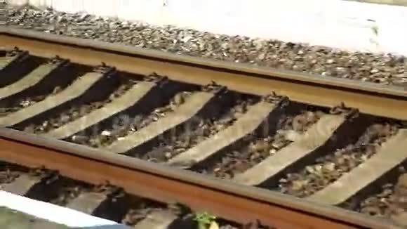 为铁路碎石和枕木有轨电车建造铁路线视频的预览图