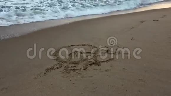 在沙洗浪上写下爱视频的预览图