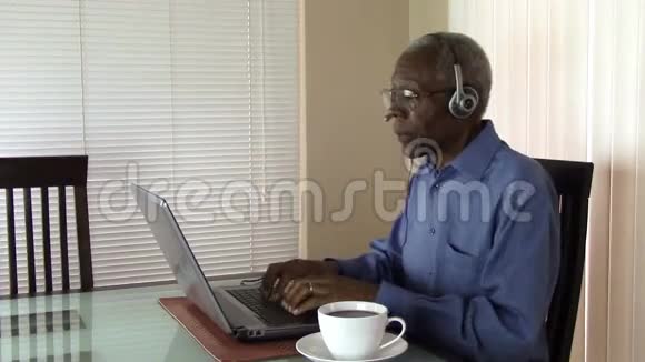 在亚利桑那州家里用笔记本电脑工作的老人视频的预览图