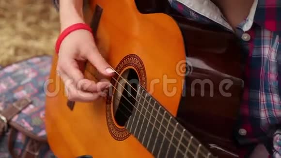 女孩用吉他作曲视频的预览图