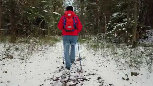 中年男子行走北欧视频的预览图
