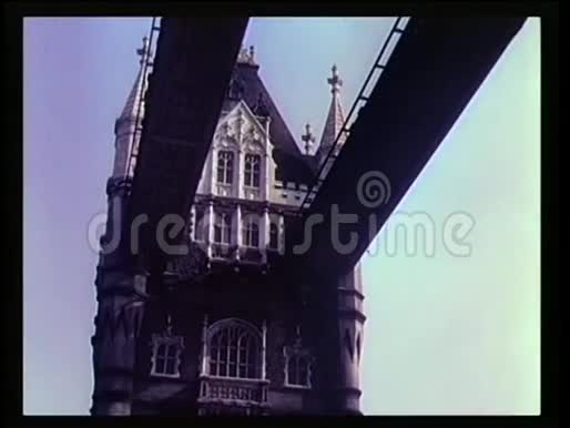 横跨泰晤士河的伦敦大桥视频的预览图