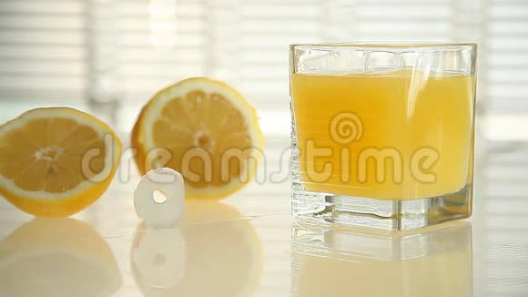 柠檬汁和半个成熟的柠檬特写视频的预览图