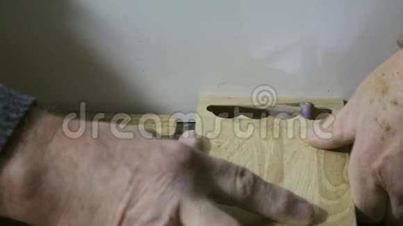 那人在机器上用木头工作视频的预览图