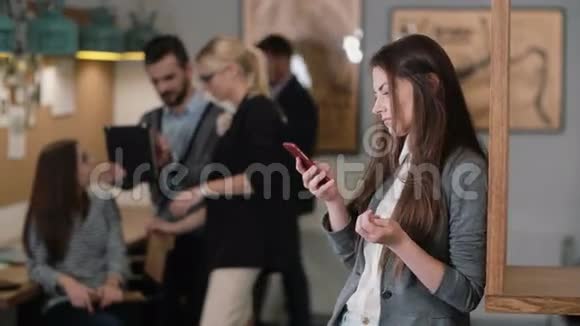 漂亮的黑发女人在工作场所的现代创业办公室团队中使用触摸屏平板电脑视频的预览图