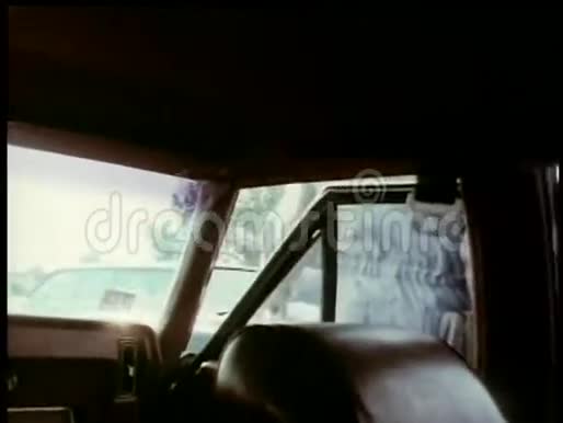 从停车场冲出来的逃跑车后座的POV视频的预览图