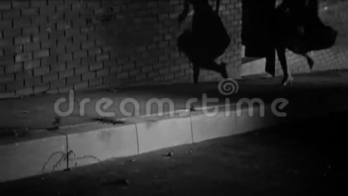 夜间男子追逐女子的低视角视频的预览图