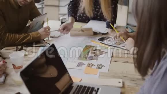 现代办公的年轻创意商业团队多种族的人一起从事建筑设计视频的预览图