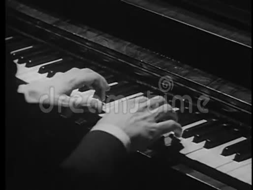 尝试弹钢琴的颤抖的双手特写视频的预览图