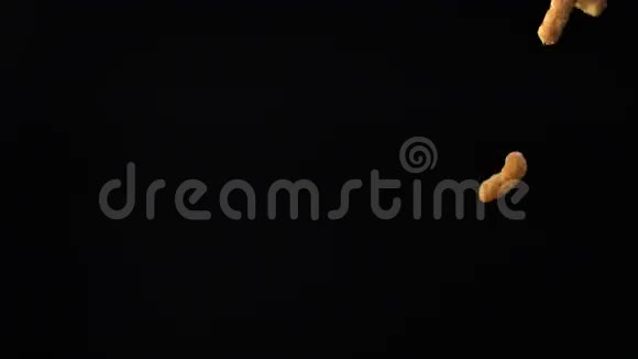 玉米棒落入黑沟背景视频的预览图