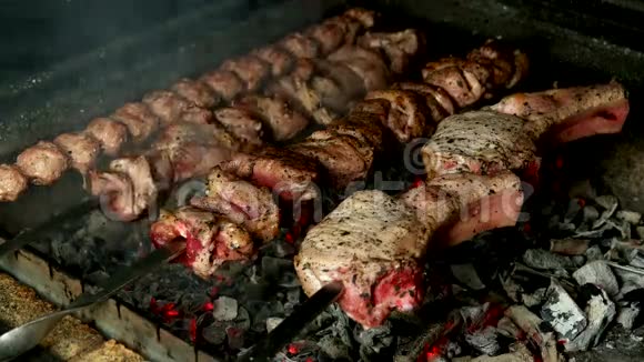 烤架上有不同种类的肉视频的预览图