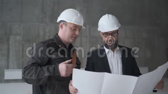 两名工程师在施工时会面并咨询建筑项目两名工程师视频的预览图
