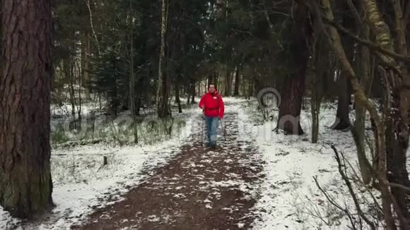 中年男子行走北欧视频的预览图