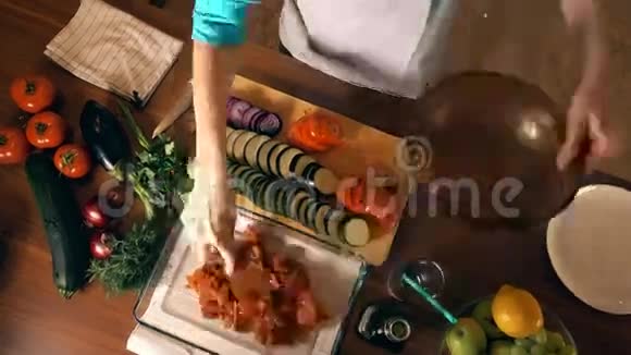 女青年自制料理视频的预览图