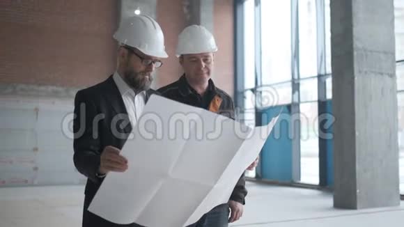 两名工程师在施工时会面并咨询建筑项目两名工程师视频的预览图