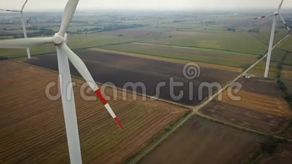 波兰风力发电机组鸟瞰图视频的预览图