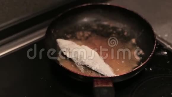 面包鳕鱼被炒在锅里视频的预览图