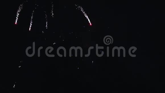 在夜空中燃放五颜六色的烟花照明发光的镜头庆祝视频的预览图